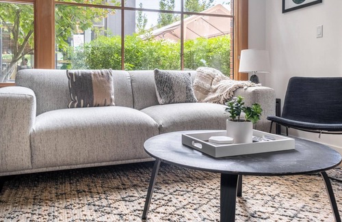 Uptown Apartamento | Contemporary 2 BR Apartment in Portland + Parking