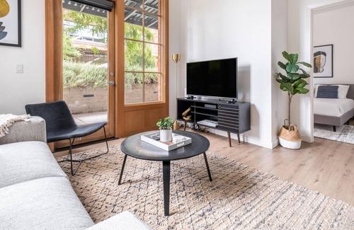 Uptown Apartamento | Contemporary 2 BR Apartment in Portland + Parking