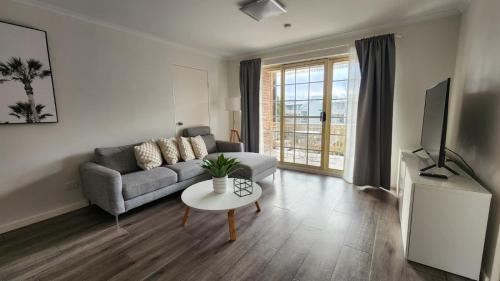 Manuka Casa | Contemporary 2BR Apt w Free Parking - Hosted by Canstay