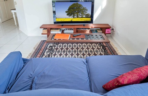 Ashgrove Apartamento | Contemporary 2BR Escape: Upper-Level Sanctuary