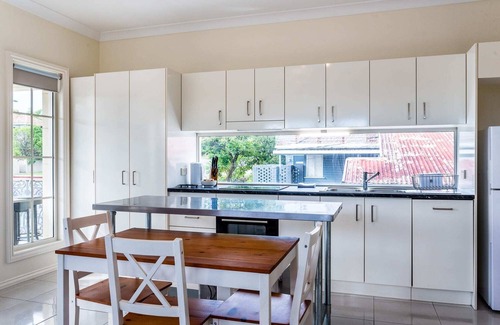 Ashgrove Apartamento | Contemporary 2BR Escape: Upper-Level Sanctuary
