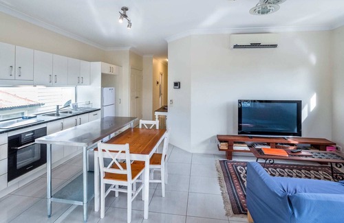 Ashgrove Apartamento | Contemporary 2BR Escape: Upper-Level Sanctuary