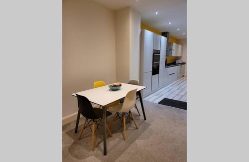 West Hendon Apartamento | Contemporary 3 Bed Apartment in Hendon Central.