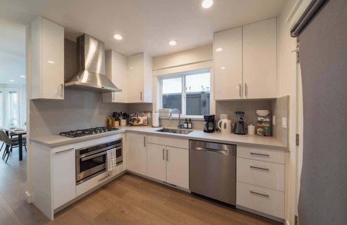 North Queen Anne Condominio | Contemporary 3b 1.5b Retreat in Prime Central Spot