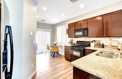 Las Vegas Casa | Contemporary 3BR House Near DT Summerlin – 3 Miles