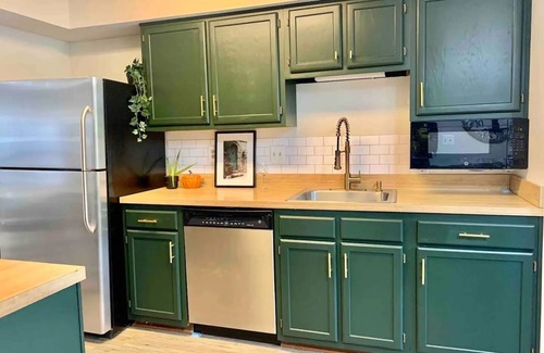 Montgomery Village Casa | Contemporary 3BR: Large Patio, TVs in Every Room. Heart of Montgomery Village