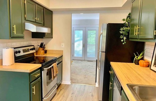 Montgomery Village Casa | Contemporary 3BR: Large Patio, TVs in Every Room. Heart of Montgomery Village