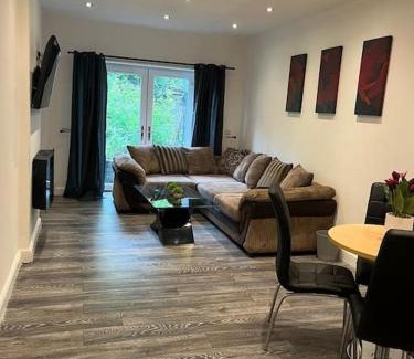 Keighley Apartamento | Contemporary apartment Great Location with private car park