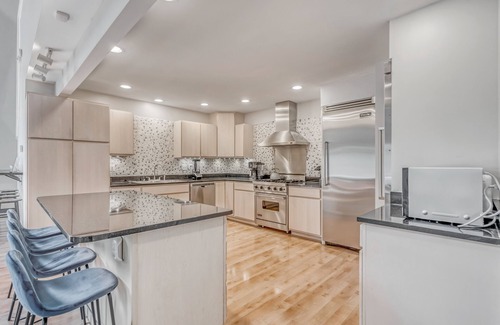 Haymarket Casa | Contemporary Architectural Gem: Modern Retreat 5 Bedroom Home