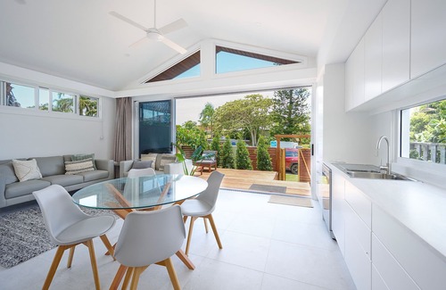 Byron Bay Cabaña | contemporary beachside cottage in walking distance to beach and town