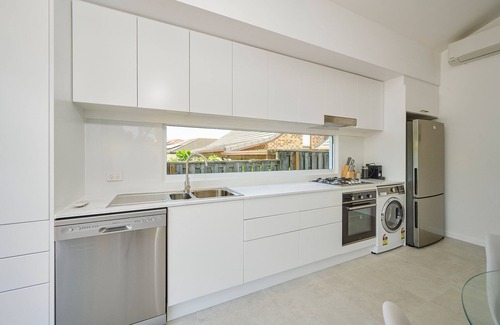 Byron Bay Cabaña | contemporary beachside cottage in walking distance to beach and town