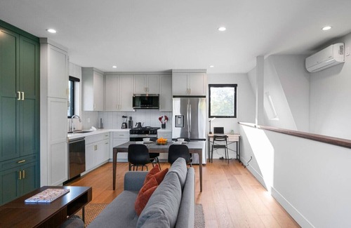 Mar Vista Apartamento | Contemporary bi-level unit w/private roof deck