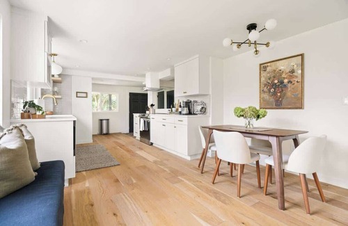 Camas Casa | Contemporary Camas Retreat with Guest Suite
