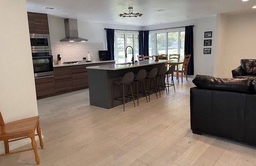 Belden Casa | Contemporary Charm near Elvis Presley’s Birthplace - Sleeps 12