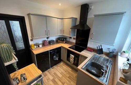Barnsley Casa | Contemporary & Chic inner terrace 5 mins from Barnsley town centre