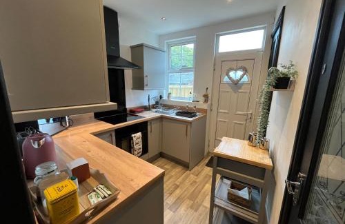 Barnsley Casa | Contemporary & Chic inner terrace 5 mins from Barnsley town centre
