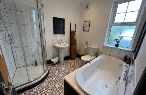 Barnsley Casa | Contemporary & Chic inner terrace 5 mins from Barnsley town centre