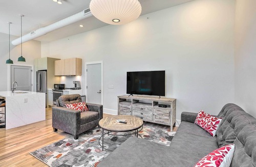 Central Business District Apartamento | Contemporary Cincinnati Condo - Pets Allowed!
