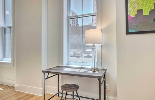 Central Business District Apartamento | Contemporary Cincinnati Condo - Pets Allowed!