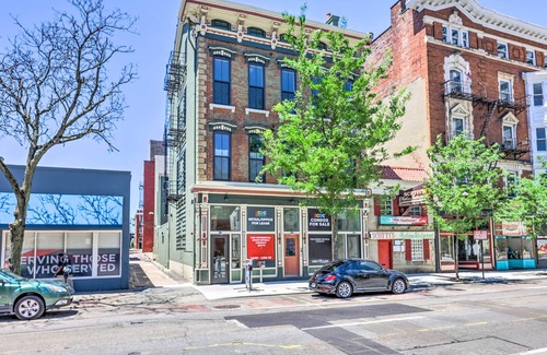 Central Business District Apartamento | Contemporary Cincinnati Condo - Pets Allowed!