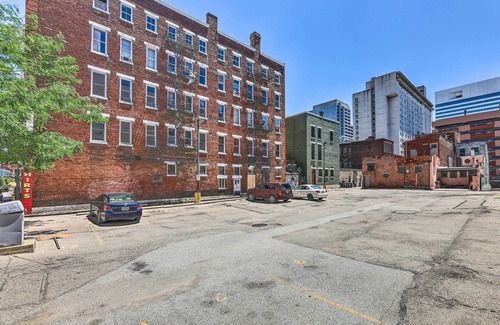 Central Business District Apartamento | Contemporary Cincinnati Condo - Pets Allowed!