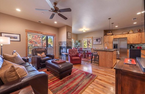 Truckee Casa | Contemporary clean Truckee townhome 3BDR/2.5BA