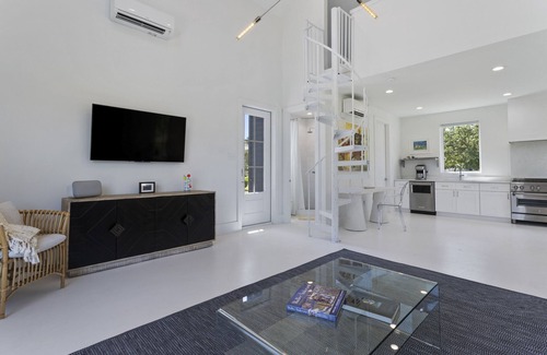 Gulf Hills Cabaña | Contemporary coastal cottage