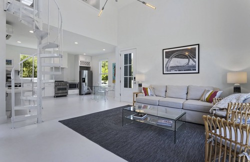 Gulf Hills Cabaña | Contemporary coastal cottage