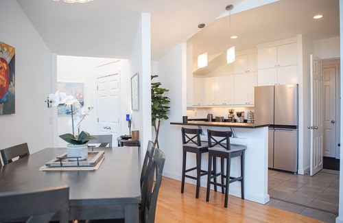 East Falmouth Casa | Contemporary coastal retreat nearby Falmouth beaches! w/ spacious living area