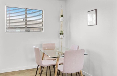 Camelback East Apartamento | Contemporary Condo in Central Biltmore