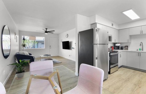 Camelback East Apartamento | Contemporary Condo in Central Biltmore