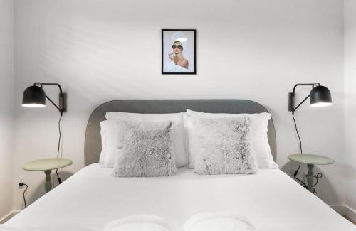 Camelback East Apartamento | Contemporary Condo in Central Biltmore