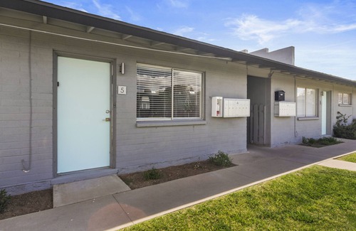 Camelback East Apartamento | Contemporary Condo in Central Biltmore