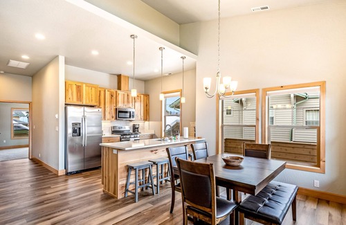 Dover Bay Condominio | Contemporary Condo Near Downtown & Lake Access w/ Balcony & Central A/C