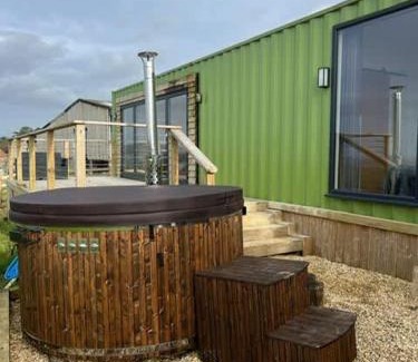 Newton St Loe Casa | Contemporary Container with hot tub