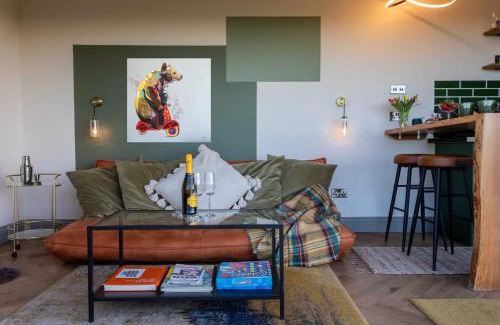 Newton St Loe Casa | Contemporary Container with hot tub