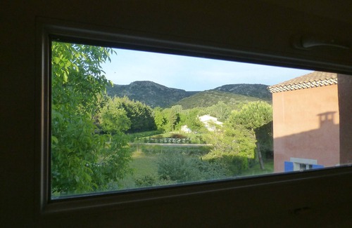Cavaillon Cabaña | Alquiler Cottage contemporánea: la propiedad arbolada, piscina privada, Vista Luberon