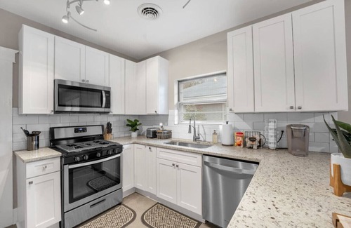 Vollintine-Evergreen Casa | Contemporary Cottage near zoo and Rhodes college