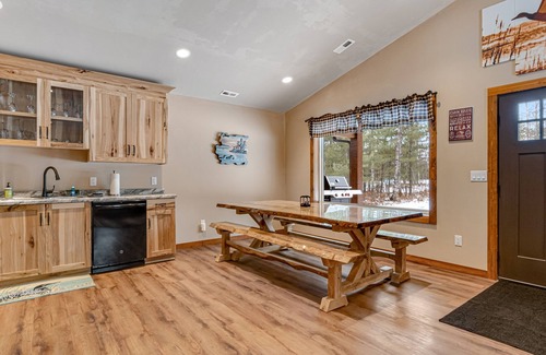 Conover Casa | Contemporary dog-friendly cabins with hot tub, fireplaces, patios, & washers + dryers