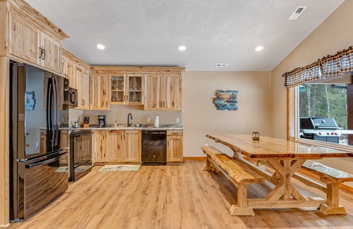 Conover Casa | Contemporary dog-friendly cabins with hot tub, fireplaces, patios, & washers + dryers