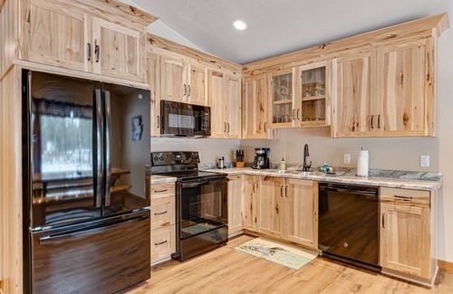 Conover Casa | Contemporary dog-friendly cabins with hot tub, fireplaces, patios, & washers + dryers