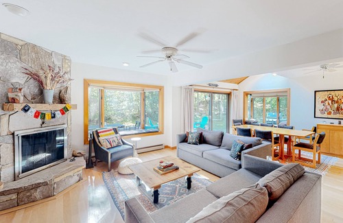 Forest Farms Casa | Contemporary gem with fireplace, large deck, grill, private hot tub & mtn views