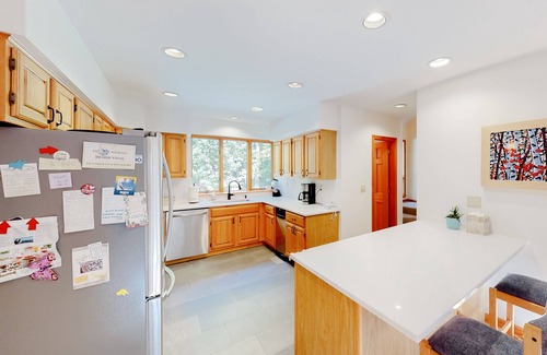 Forest Farms Casa | Contemporary gem with fireplace, large deck, grill, private hot tub & mtn views