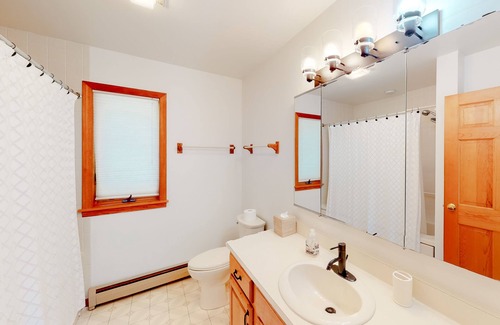 Forest Farms Casa | Contemporary gem with fireplace, large deck, grill, private hot tub & mtn views