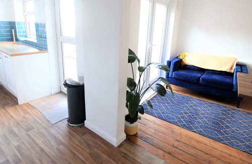 Easton Casa | Contemporary Home in Friendly Easton - Free Parking
