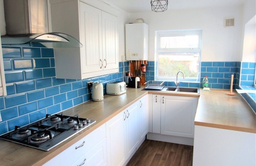 Easton Casa | Contemporary Home in Friendly Easton - Free Parking