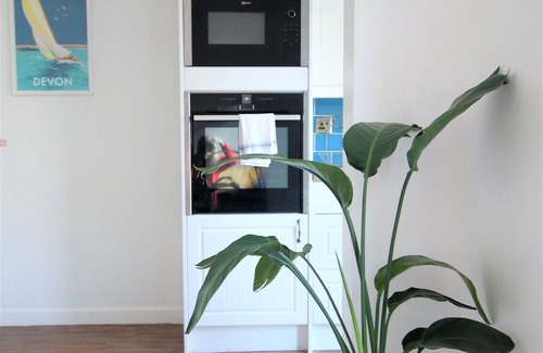 Easton Casa | Contemporary Home in Friendly Easton - Free Parking