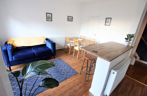 Easton Casa | Contemporary Home in Friendly Easton - Free Parking