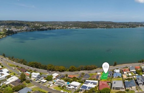 Speers Point Casa | Contemporary home with water vistas - Speers Point