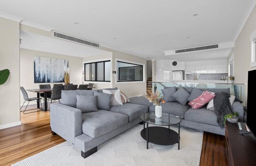 Speers Point Casa | Contemporary home with water vistas - Speers Point